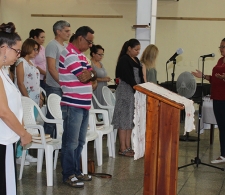 La Rev. Yamilka Hernández Guzmán, durante el momento de Oración final y Bendición