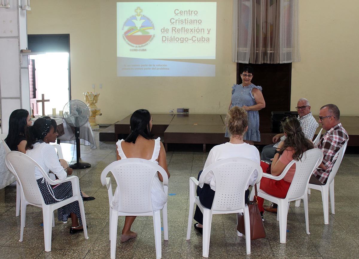 La directora ejecutiva del CCRD-Cuba, Rita M. García presenta a parte del equipo de especialistas