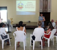 La directora ejecutiva del CCRD-Cuba, Rita M. García presenta a parte del equipo de especialistas