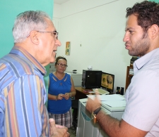 De derecha a izquierda, Sr. Farid Ayoub, Primer Secretario de la Embajada de Canadá en Cuba, Lourmary Rodríguez especialista del Departamento Publicaciones y Pedro González Delgado Coordinador general del CCRD-C