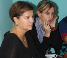 Ulrika Åhmark y Camilla Monsine (de izquierda a derecha), representantes de la Agencia Sueca para la Cooperación Internacional (ASDI)