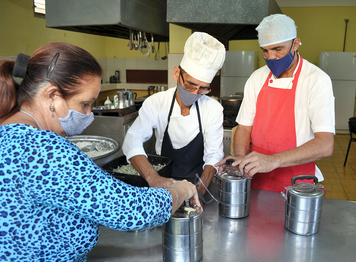 Las mañanas en nuestro CCRD-C inician con la preparación de los alimentos para los beneficiarios