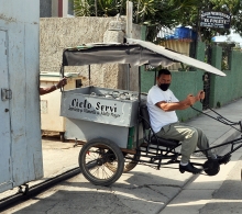 Juan A. Bello, uno de los cantineros, se dispone a iniciar la entrega de los alimentos