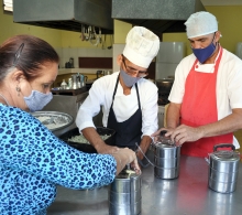 Las mañanas en nuestro CCRD-C inician con la preparación de los alimentos para los beneficiarios