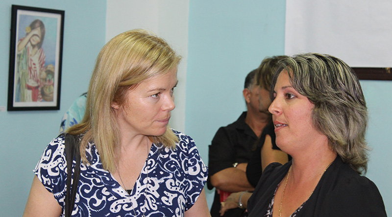 (de izquierda a derecha) Ulrika Strand, representante de la Sociedad Sueca para los Derechos Humanos y la artista plástica Yanet Martín
