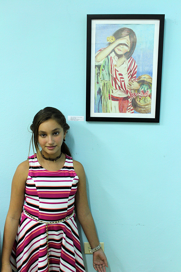 Anadarvis Morejón, artista invitada, junto a una de sus obras