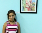 Anadarvis Morejón, artista invitada, junto a una de sus obras