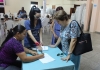 Especialistas de Programa Académico (derecha) realizando la inscripción de los participantes
