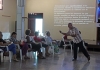 Rev. Gilberto Caballero (al centro) debatiendo con los talleristas