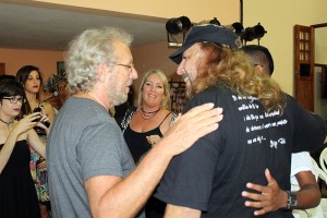 Luis y Loli, músicos de Nuestra América, comparten con Frank Delgado (izquierda)