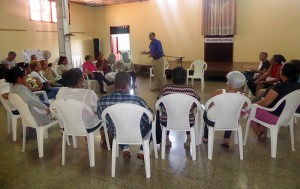 Al centro el pastor Samuel Hernández