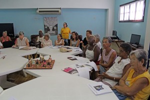 Sesión del taller sobre gestión de negocios para mujeres emprendedoras. Al fondo, de pie, Beatriz Lima, coordinadora del programa Académico del CCRD-C