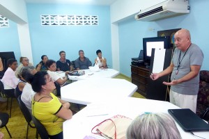 Diego Valdés, coordinador del CID (de pie), debatiendo con los participantes.