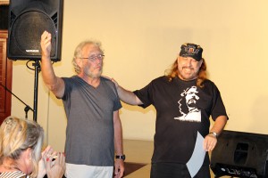 Luis Llaguno, Director del grupo Nuestra América, en representación de la Uneac, laurea a Frank Delgado