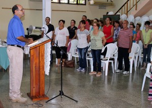 El Pastor Samuel Hernández da la bendición