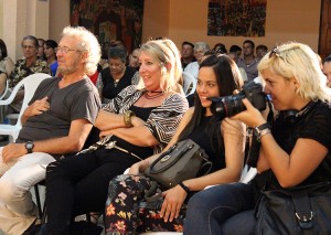 (de izquierda a derecha) Luis Llaguno, Director de Nuestra América, Dolores Márquez (Loli), músico de Nuestra América, Bárbara Amelia, y Mildrey Ruiz, espec. musical y esposa de Frank D