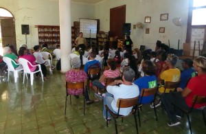 Líderes del Proyecto, junto a adolescentes y niños de la comunidad