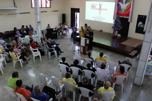 Durante el devocional por el Día del hombre