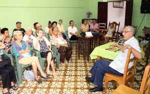 El Rev. Raimundo García Franco comparte con el público asistente sus experiencias en las UMAP
