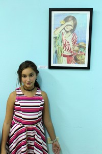 Anadarvis Morejón, artista invitada, junto a una de sus obras