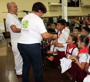 Coordinador del CID, Diego Valdés y Madeline Salazar durante la rifa de pulóveres