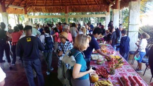 Los visitantes degustan los productos que en la finca se producen