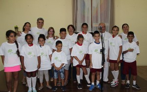 Niños premiados en la rifa, junto a trabajadores del CCRD-C