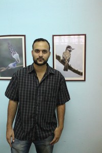 Posa el multipremiado fotógrafo Antonio Nores en medio de dos de sus creaciones