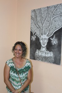 Yanet Martín junto a su obra