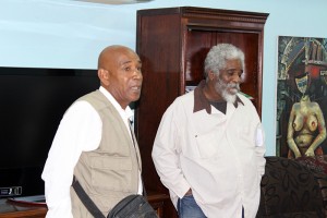 Alberto Abreu (izquierda) presentando a Víctor Fowler