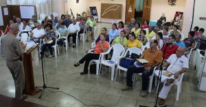 El Rev. Raimundo García Franco (de pie) durante la Reflexión pastoral