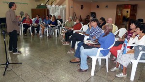 El pastor Allison Infante conversa con los participantes al Curso Introducción al Nuevo Testamento