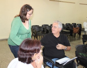 Sra. Kirsten Brendenbeck, coordinadora de Proyectos PPM, conversa con el pastor Obed Martínez