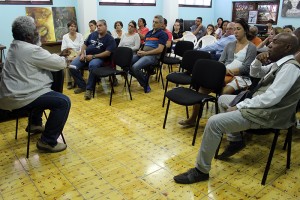 Víctor Fowler responde interrogantes del público
