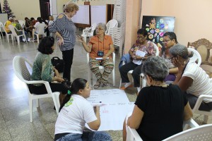 María Teresa Santamaría Arbona, coordinadora de la Red Cultura de paz del centro Felix Varela (de pie) dirige una dinámica grupal