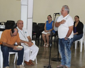 Pastor Obed Martínez (de pie), de la Iglesia Morava, en el momento de Acción de Gracias