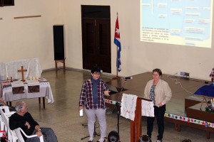 De pie, de izq. a derecha, Lic. Rita María García Morris, Directora ejecutiva y Araís Chávez Lantigua, especialista de la Finca El Retiro