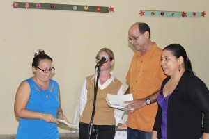 Lourmary Rodríguez, Rocío Fernández, pastor Samuel Hernández y Patricia de la Paz (de izquierda a derecha) cantando La canción de la alegría