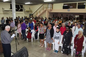 Reverendo Emilio Martín Fumero, mientras da la oración de Acción de Gracias