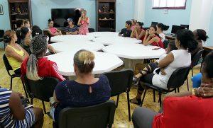 Encuentro de orientación a la familia. Al centro, psicóloga Rocío Fernández