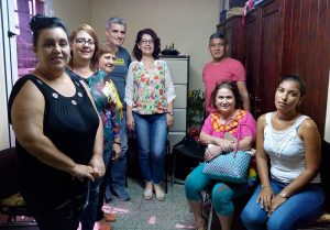 Los visitantes y los especialistas del CCRD-C junto al grupo de emprendedoras En-Gadi. Edgar Sánchez (derecha)