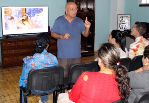 Diego Valdés, coordinador del Centro Cultural, combinó comentarios pictóricos con elementos biográficos