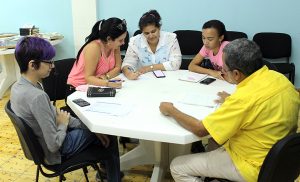 Emprendedoras consultan su plan de negocio con el especialista del CCRD-C Alfredo Rojas Donatién