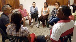 Frank Velázquez (izquierda) habla sobre la importancia de respetar los espacios y tiempos de cada quien