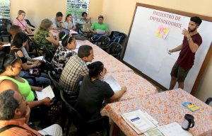 Joven emprendedor expone Plan de negocio de su gimnasio