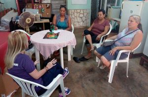 Rocio Fernández, especialista del CCRD-C, en reunión con líderes de la comunidad de Itabo y Favorito