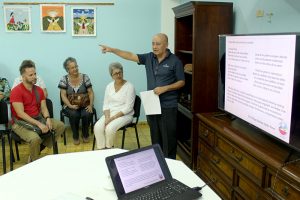 Exposición Alba viene a ofrecer su corazón. Diego Valdés, Coordinador del Centro Cultural del CCRD-C, realiza la presentación