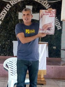 Frank A. Velazquez Zaldívar, especialista del CCRD-C, presenta la nueva imagen de la campaña Brinda tu mano