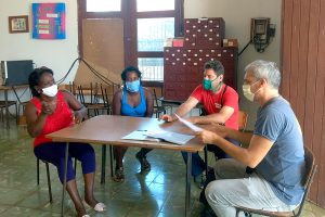 Yoandry Martínez (al centro), quien está culminando una novela sobre el maltrato a infantes, propone una exposición fotográfica sobre los derechos de los infantes