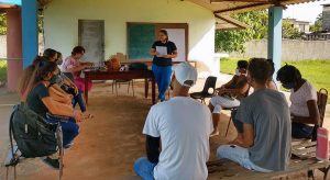 La especialista del CCRD-C, Patricia de La Paz, facilitó el taller Grupos pequeños y lectura comunitaria de la Biblia en Los Arabos